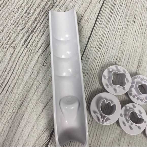 Wilton Fondant cutter & multi shape hand press - Picture 9 of 12